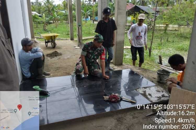 Babinsa Koramil 12/Btk Bersama Masyarakat Gotong Royong Rehabilitasi Halaman Surau Al'Kautsar di Kelurahan Sungai Piring