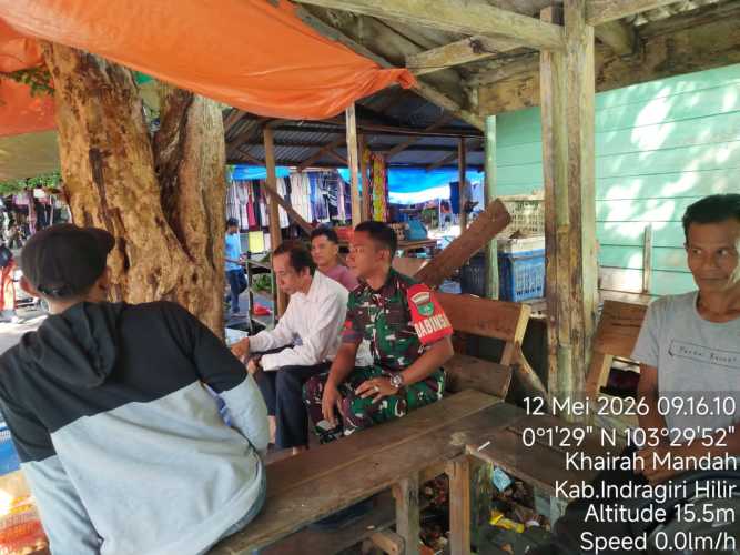 Babinsa Koramil 08/Mandah Perkuat Komsos, Ciptakan Kawasan Keramaian Tertib dan Aman