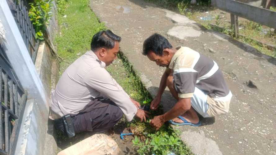 Wujud Nyata Polri Peduli Lingkungan, Personil Polsek Enok Galakkan Green Policing Lewat Penanaman Pohon Peneduh