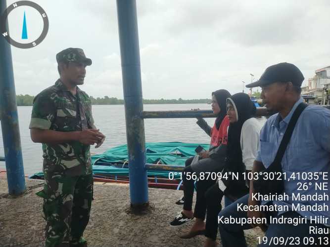 Babinsa Himbau Penumpang Jaga Kebersihan Laut