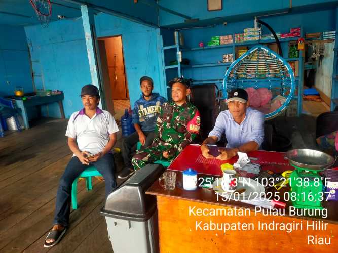 Babinsa Koramil 11/PBR Jaga Stabilitas Kamtibmas Pasca PHK di Sri Danai Jaya