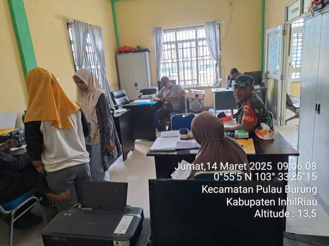 Pererat Silaturahmi di Bulan Ramadan, Babinsa Koramil 11/PBR Gelar Komsos dengan Staf Desa Teluk Nibung