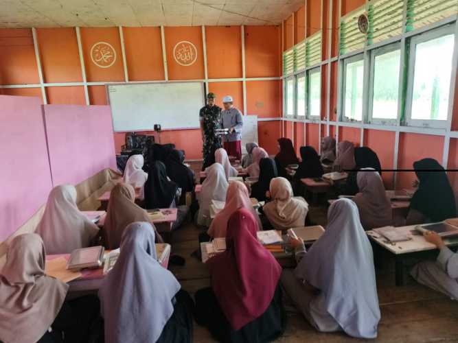 Babinsa Serda Miskal Lakukan Pemberian 5.740 porsi Makan Bergizi Gratis di wilayah Tembilahan Hulu