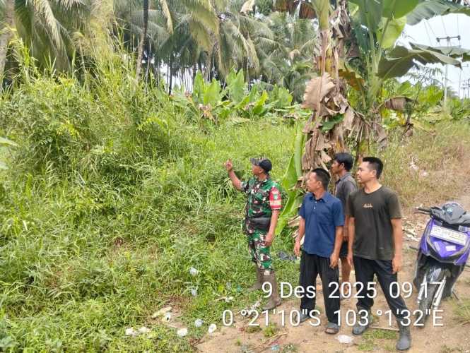 Patroli Babinsa di Perbatasan Desa,Pastikan Wilayah Aman, Titik Api Nihil