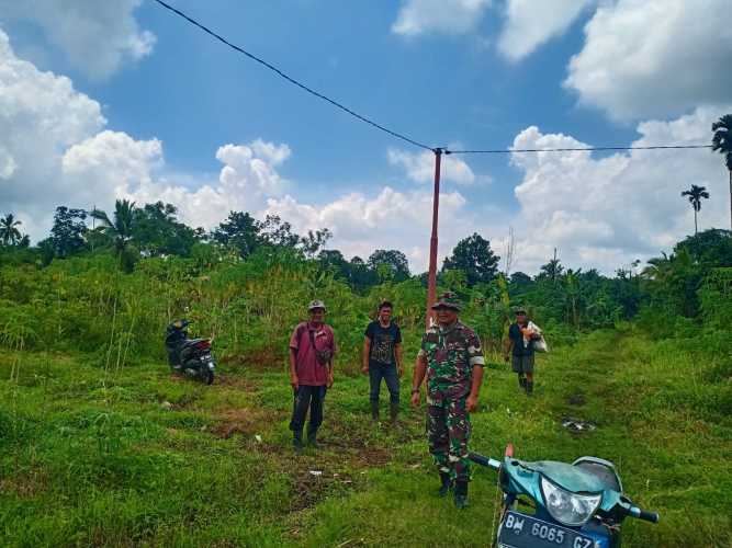 Babinsa Koramil 01/Tembilahan Patroli Tapal Batas, Jaga Kamtibmas Wilayah Kelurahan Tembilahan Hilir