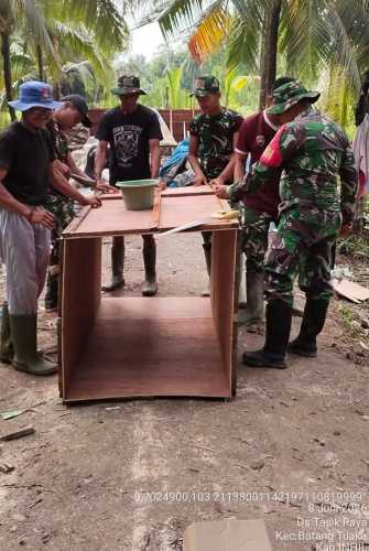 Babinsa Desa Sialang Jaya Menggandeng SDM Setempat Dalam Pembangunan Akses Umum: