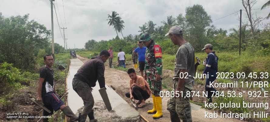 Serda Supardiyanto Semenisasi Jalan Poros Bersama Warga