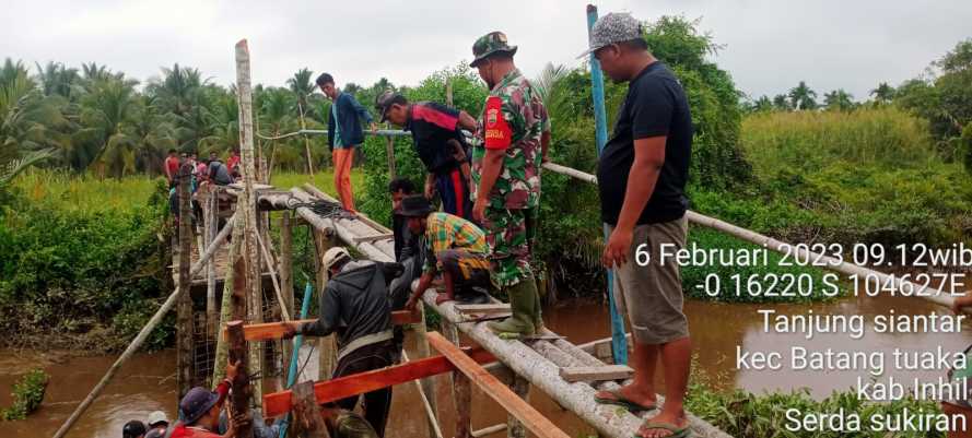 Babinsa Perbaiki Jembatan dengan Swadaya