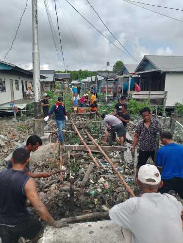 Kepemimpinan Lurah Concong Luar Tuai Apresiasi, Warga Kompak Gotong Royong Perbaiki Jalan Akses Pendidikan dan Rusun