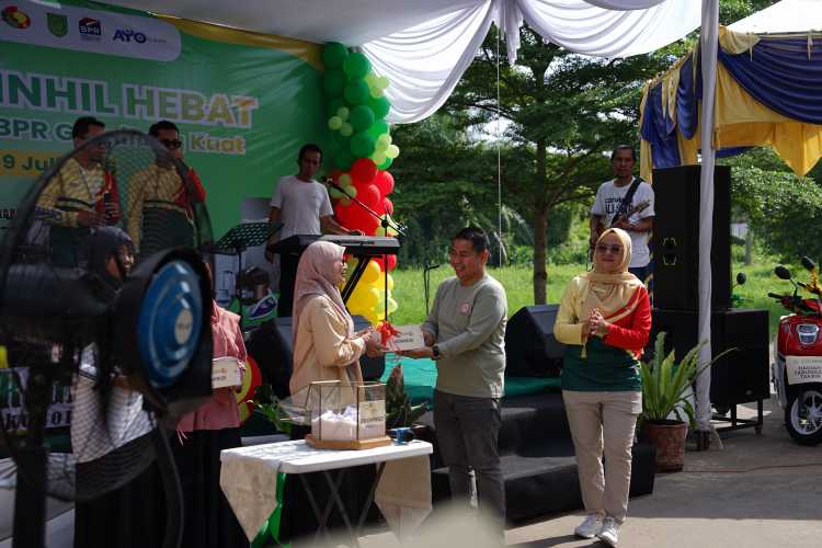 Meriahkan HUT BPR Gemilang ke-28, Direktur UPTD RSUD PH Ikut Cabut Doorprize Nasabah