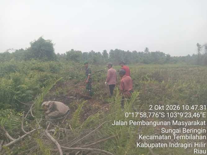 Babinsa Sertu Deni S Patroli Tapal Batas Wilayah Lahan Masyarakat di Sungai Beringin