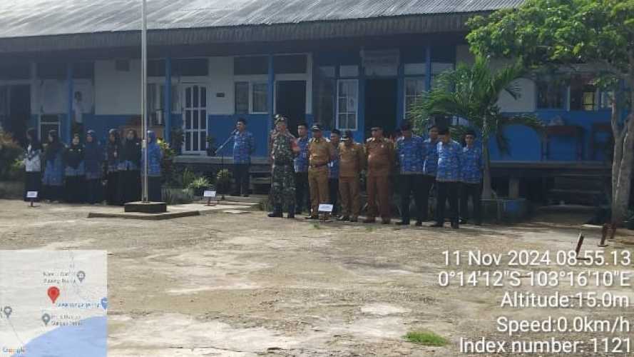 Lewat Pelaksanaan Upacara Bendera Senin Pagi, Babinsa Batang Tuaka Realisasikan Nilai Wasbang dan Kedisiplinan