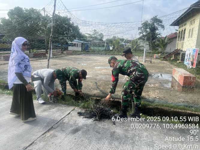 Gotong Royong Babinsa dan Warga Bakau Aceh Kembali Bangkitkan Lingkungan Pasca Rob