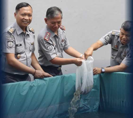 Tabur 1.000 Benih Ikan Lele, Lapas Tembilahan Dukung Program Ketahanan Pangan