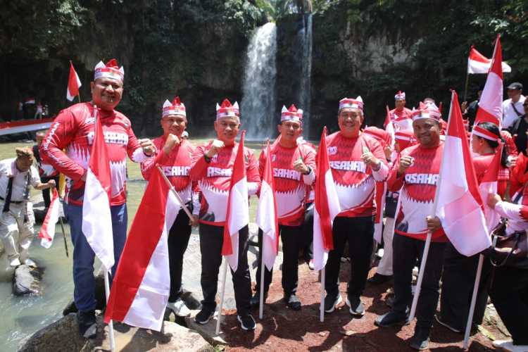 Pengibaran Bendera Merah Putih di Air Terjun Simonang-Monang Sambut HUT ke-80 RI