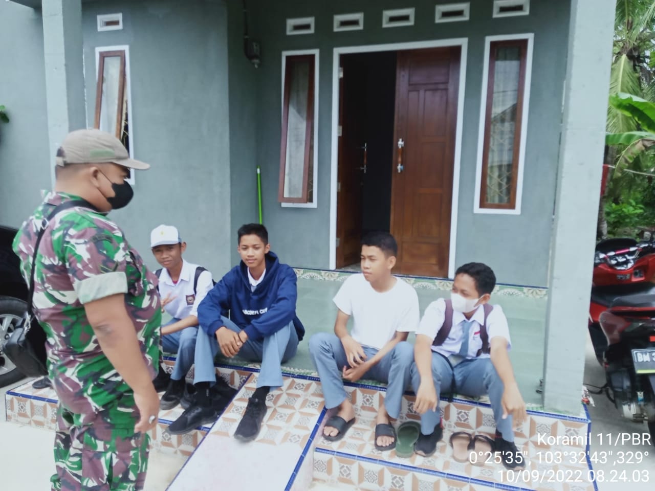 Serda Yuli Hendra Babinsa Koramil 11/Pulau Burung Kasih Contoh Kepada Pelajar