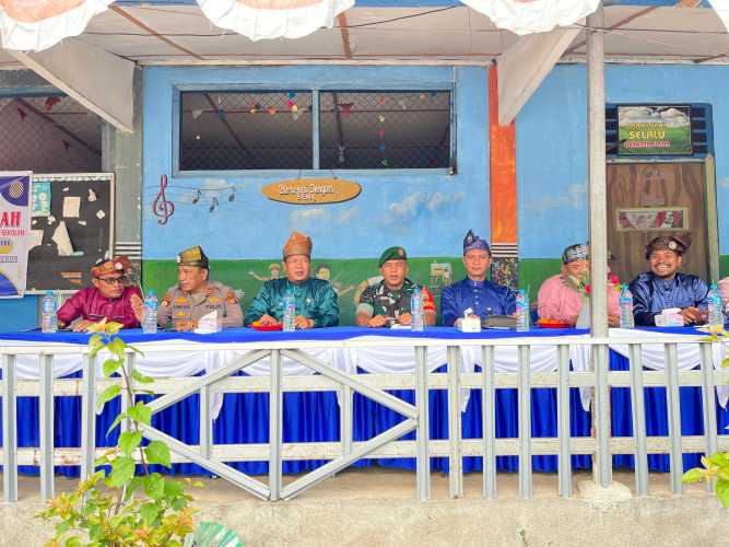 Kapolsek Pulau Burung, AKP Azwar Alwi, menghadiri peringatan Hari Jadi ke-68 Provinsi Riau di Kecamatan Pulau Burung