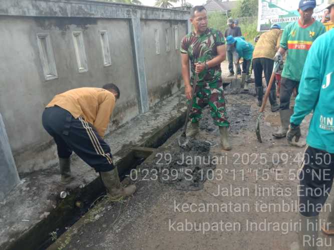 Cegah Banjir, Sertu M. Yasin Perbaiki Sanitasi Lingkungan
