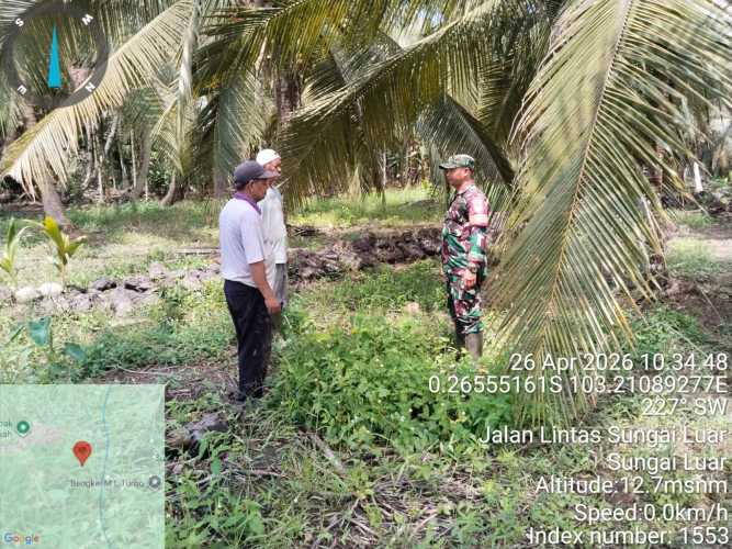 Babinsa Sungai Luar Perkuat Kedaulatan Wilayah Melalui Peninjauan Tapal Batas Desa