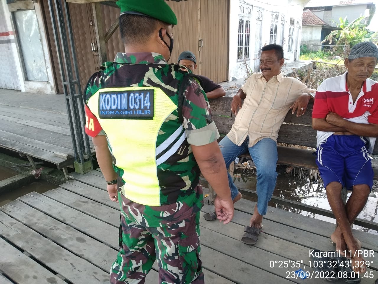 Serda Yuli Hendra  Babinsa Koramil 11/Pulau Burung Kodim 0314/Inhil Dalami Penerapan Protokes