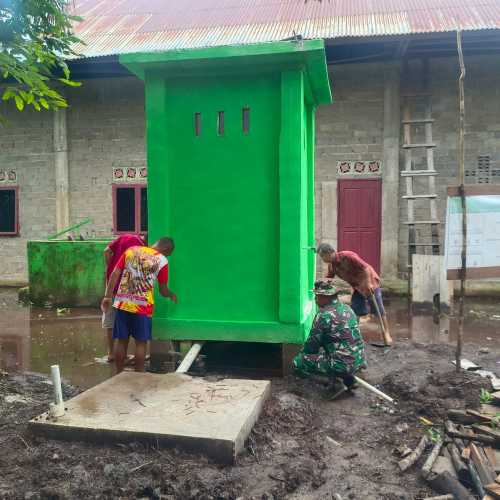 Serma H. Situmorang Cek Kondisi Fisik Pembangunan MCK dalam Program TMMD ke-123 di Desa Karya Tunas Jaya