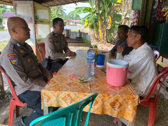 Bhabinkamtibmas Polsek Kempas Beri Pemahaman pada Warga.