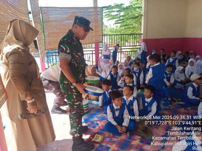 Babinsa Koramil 01/Tembilahan Aktif Dampingi Program Makan Bergizi di Sekolah