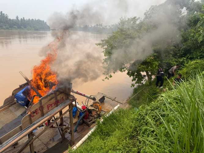 Rakit Tambang Emas Ilegal Hangus Dibakar Polsek Cerenti di Sungai Kuantan