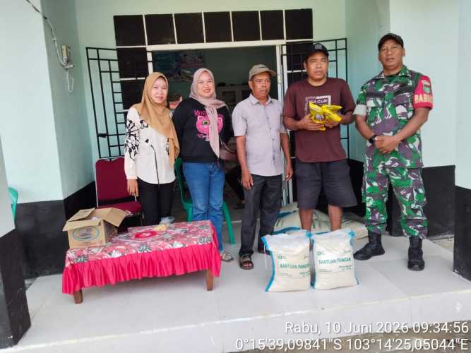 Babinsa Sungai Dusun Monitoring Penyaluran Bantuan Pangan Bulog Bagi 237 KPM