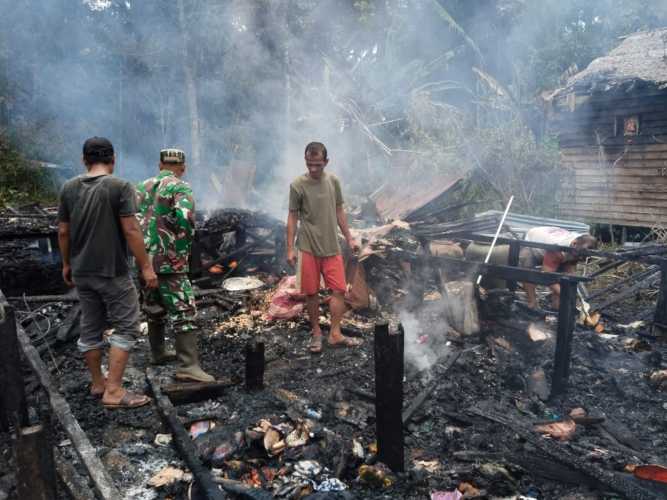 Babinsa Sungai Luar Sigap Evakuasi Kebakaran Rumah Warga di Parit 5