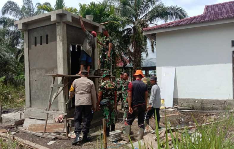 Pembangunan Toilet Umum dalam Rangka TMMD ke-123 Kodim 0314/Inhil Meningkatkan Fasilitas Desa Mumpa