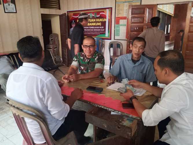 Babinsa Kelurahan Tembilahan Hilir  menjalin komunikasi dan silaturahmi dengan perangkat kelurahan