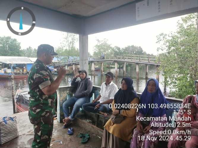 Babinsa Mandah Laksanakan Tindakan Deteksi Dini Kondisi dan Perkembangan di Masyarakat