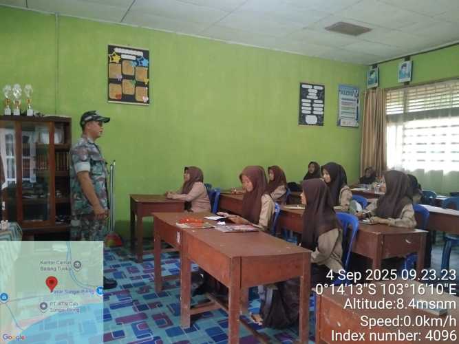 Lewat  Komunikasi Sosial ,Babinsa Batang Tuaka Budayakan Disiplin di Lingkungan Sekolah