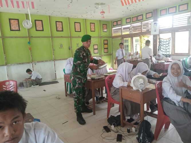 Sertu  Deni Sutrisno Lakukan Pendampingan Kegiatan Makan Bergizi Gratis (MBG)