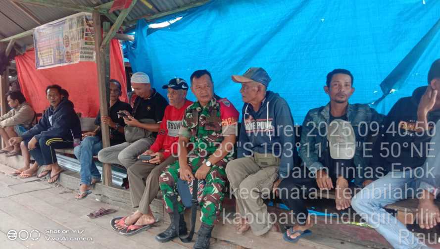 Babinsa Koramil 01/Tbh Laksanakan Komsos dengan Penambang Pompong di Tembilahan