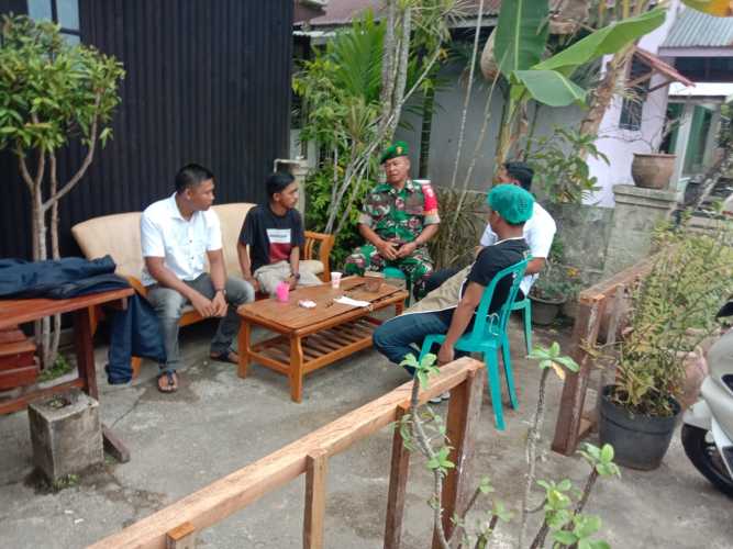 Babinsa Tingkatkan Jaring Sosial dengan Tokoh Adat
