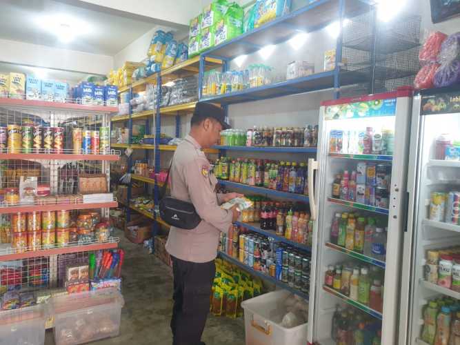 Bhabinkamtibmas Lakukan Monitoring Panic Buying di Pulau Burung, Kapolsek Ingatkan Pentingnya Stabilitas Pasar