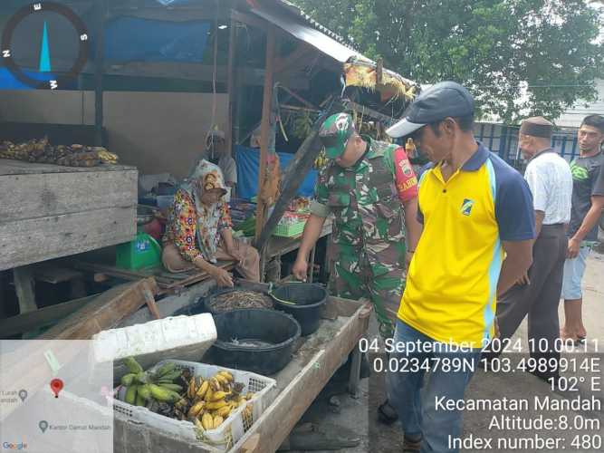 Babinsa Bolak Raya Jalankan Komsos di Pasar Tradisional