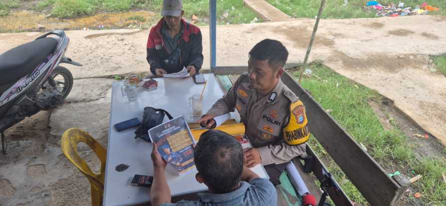 Bhabinkamtibmas Polsek Pelangiran Sosialisasikan Call Center 110 dan Himbauan Waspada Cuaca Ekstrem