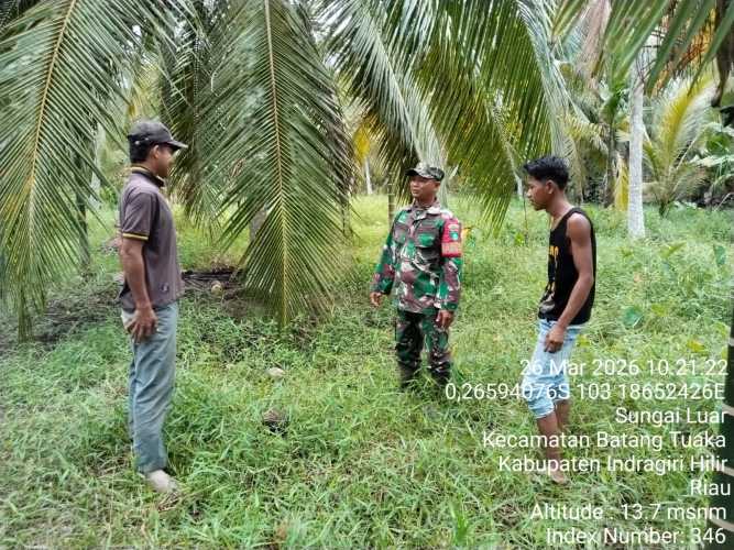 Babinsa Sungai Luar melaksanakan patroli tapal batas lintas desa