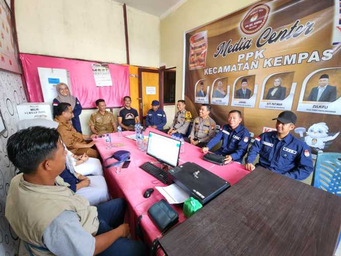 Pastikan Kesiapan Pemilu, Kapolsek Kempas Sambangi Kantor Panitia Pemilihan Kecamatan Kempas.