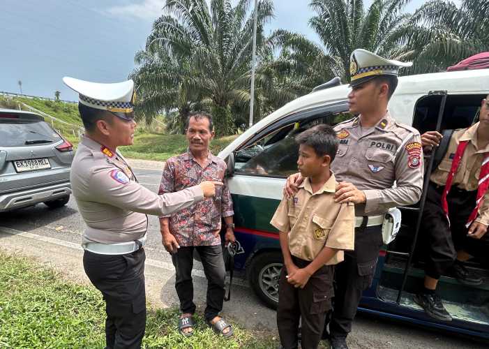 Satlantas Polres Batu Bara Tegur Pengemudi Angkot Overload Penumpang Anak Sekolah Demi Keselamatan Lalu lintas