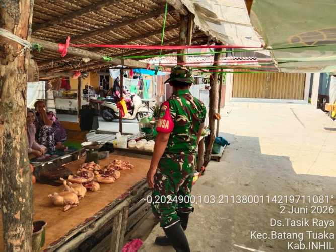 Babinsa Koramil 12/Batang Tuaka Lakukan Monitoring Harga Bahan Pokok di Pasar Desa Tasik Raya