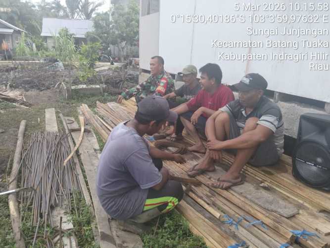 Babinsa Junjangan Turun Langsung Bantu Aktivitas Warga dan Berikan Penyuluhan Keselamatan Kerja