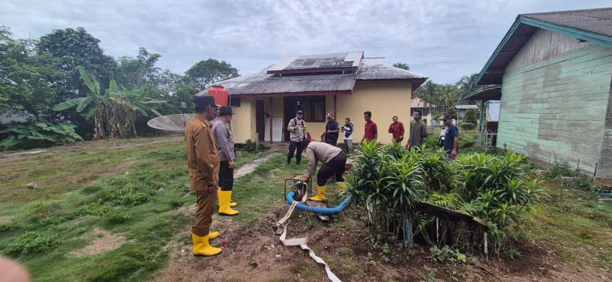 Camat dan Kapolsek Pelangiran Tinjau Kesiapan Alat Pemadam Karhutla di Desa Tagagiri Tama Jaya