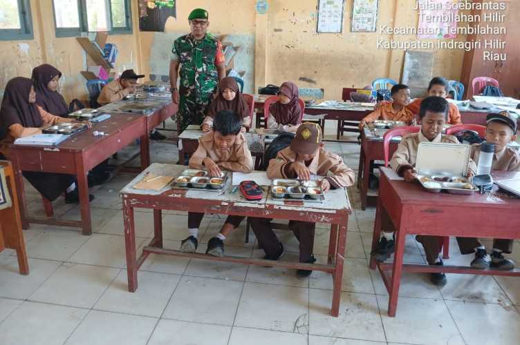 Babinsa Sertu Anton Dampingi Penyaluran 2.905 Porsi Program Makan Bergizi Gratis di Tembilahan Hilir