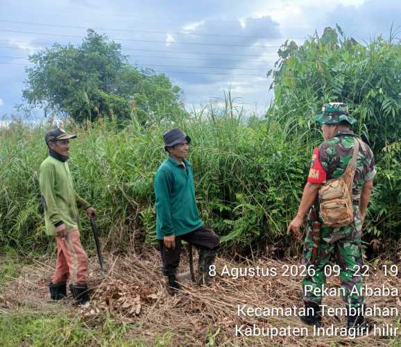 Babinsa Koramil 01/Tembilahan Intensifkan Patroli Penjagaan Tapal Batas Wilayah di Pekan Arba