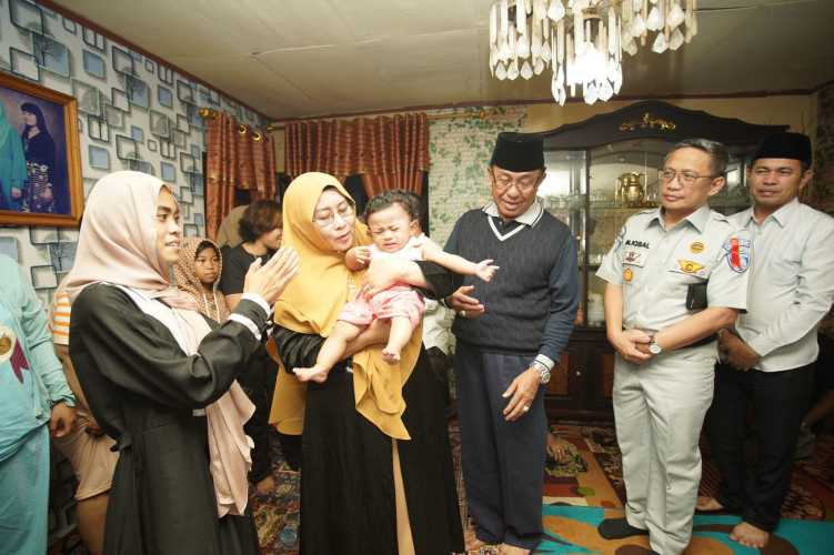 HM Wardan Kunjungi Bayi yang Selamat Dari Insiden Speedboat Evelyn Calisca 01