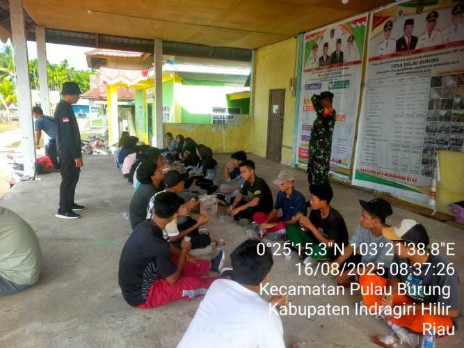 Babinsa Koramil 11/Pulau Burung Gelar Komsos dengan Pemuda Desa Sri Danai Jaya, Ingatkan Pentingnya Kekhidmatan Upacara HUT RI